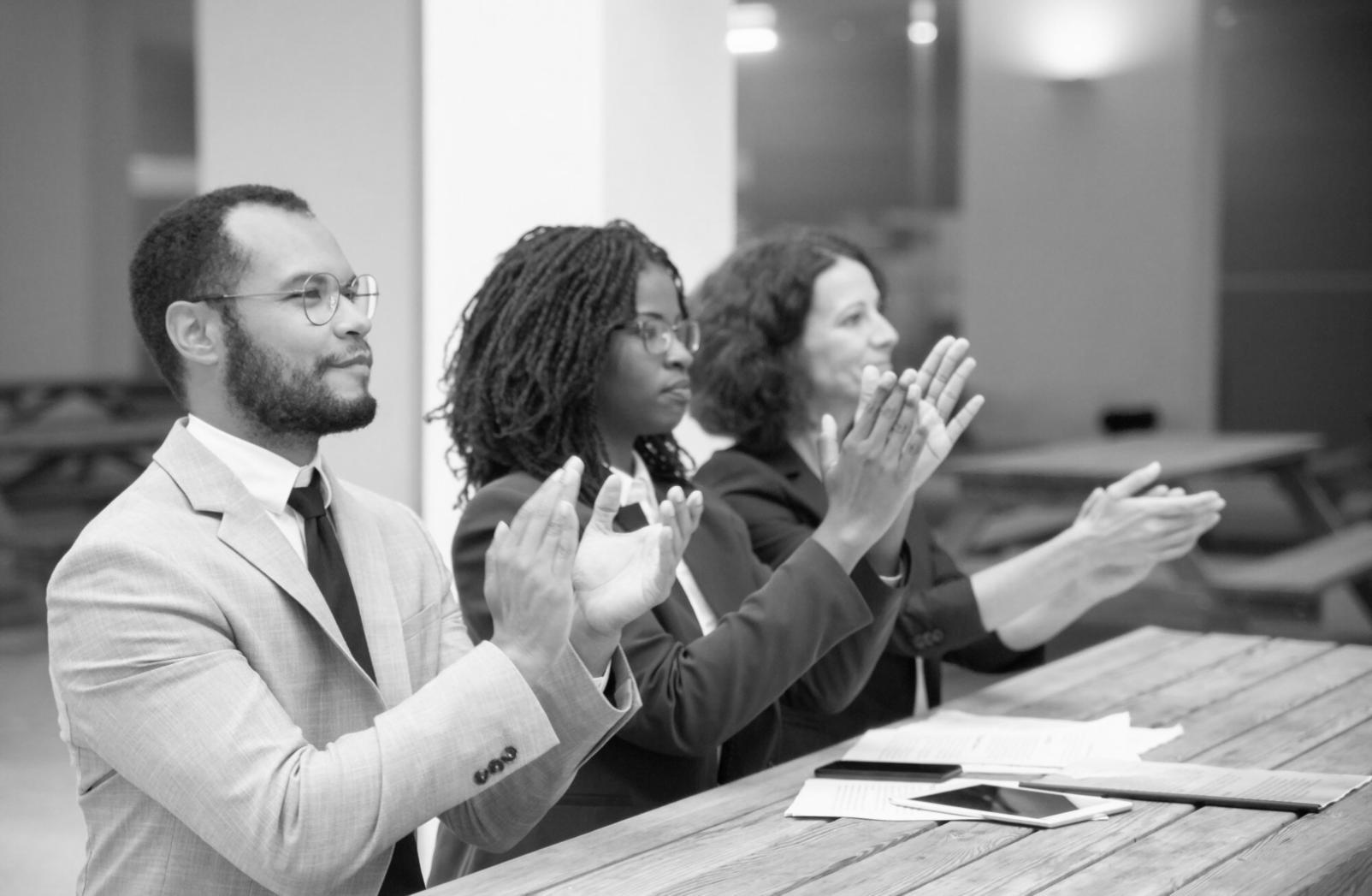 Finanzanalyst bei der Budgetplanung mit modernen Tools und Datenvisualisierung