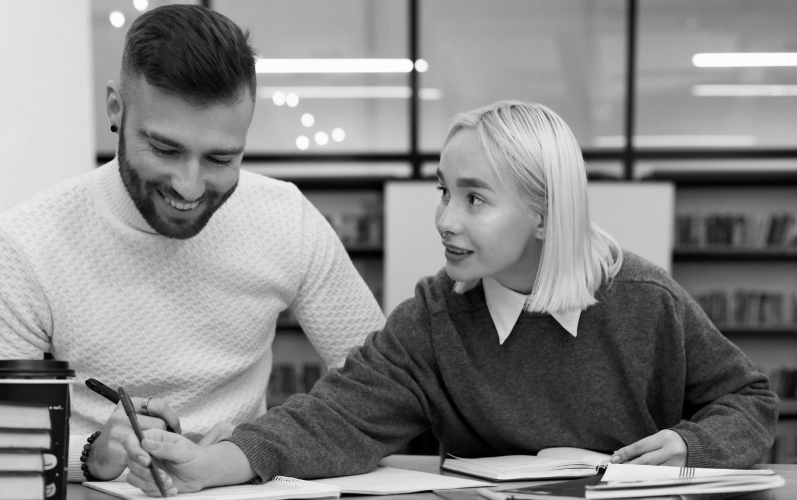Studenten bei der Arbeit an Budgetprojekten